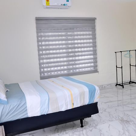 Queens Place Hotel Accra Bagian luar foto
