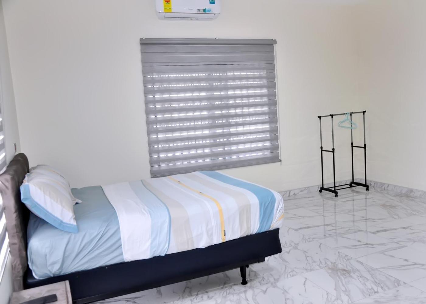 Queens Place Hotel Accra Bagian luar foto