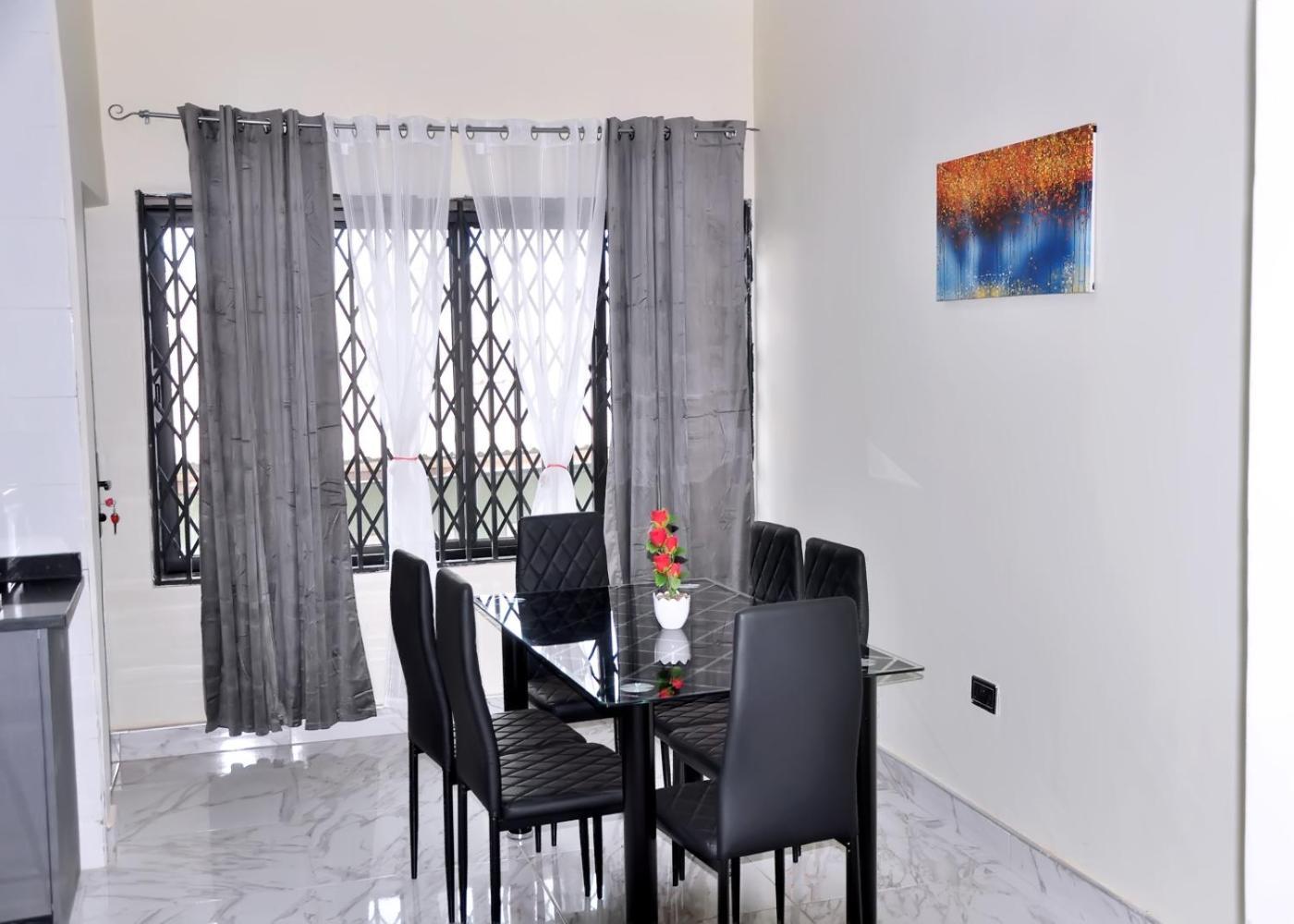 Queens Place Hotel Accra Bagian luar foto