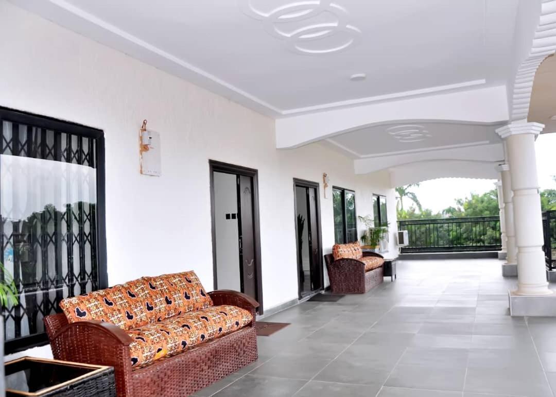 Queens Place Hotel Accra Bagian luar foto