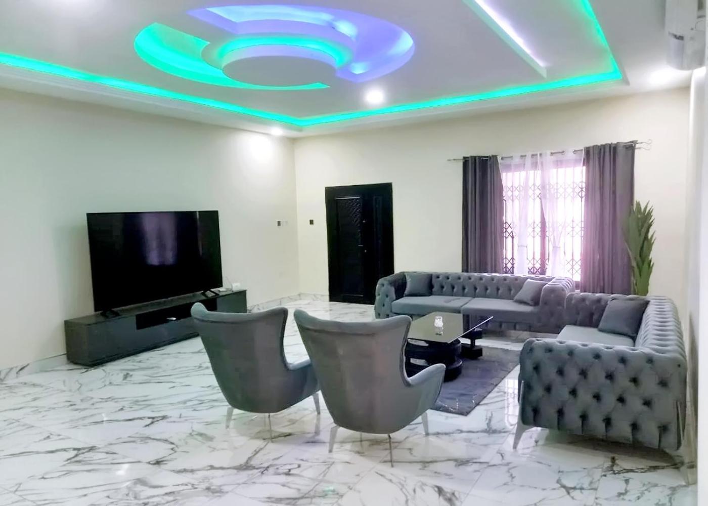 Queens Place Hotel Accra Bagian luar foto