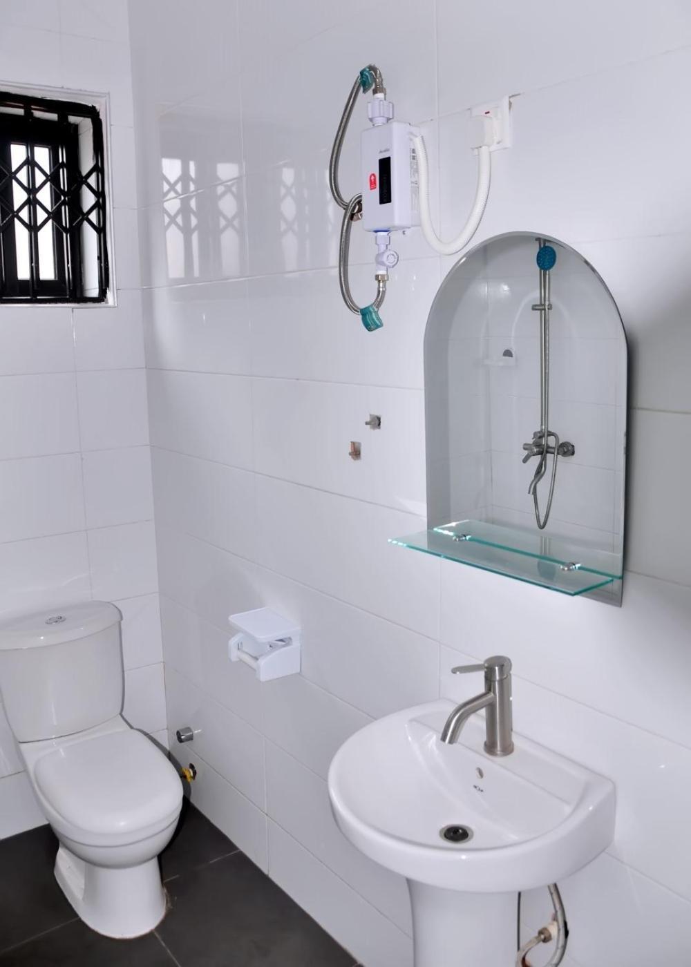 Queens Place Hotel Accra Bagian luar foto