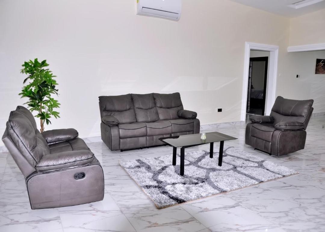 Queens Place Hotel Accra Bagian luar foto