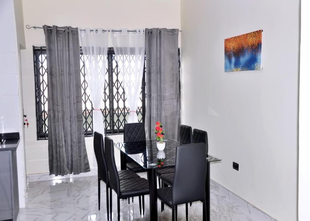 Queens Place Hotel Accra Bagian luar foto