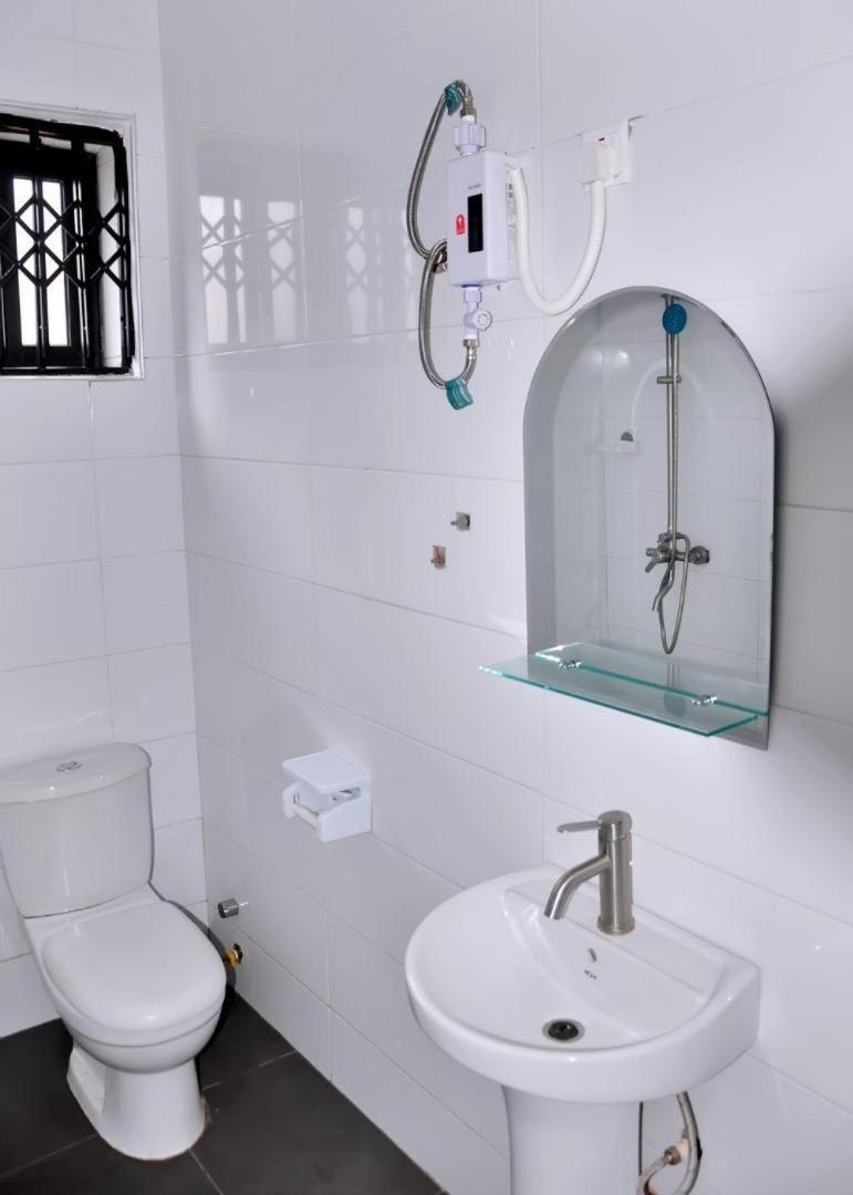 Queens Place Hotel Accra Bagian luar foto
