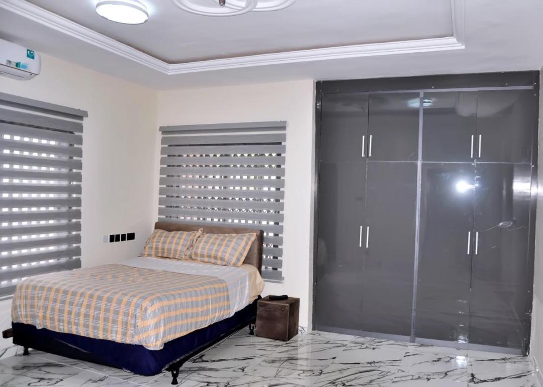 Queens Place Hotel Accra Bagian luar foto