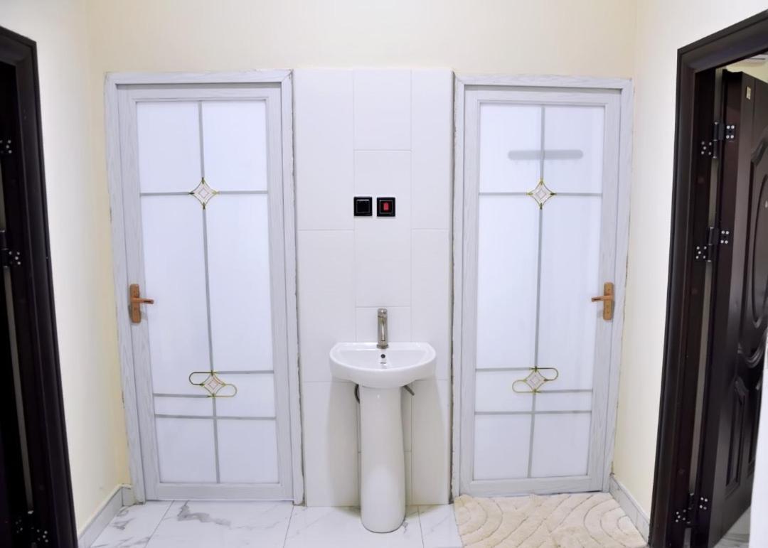 Queens Place Hotel Accra Bagian luar foto