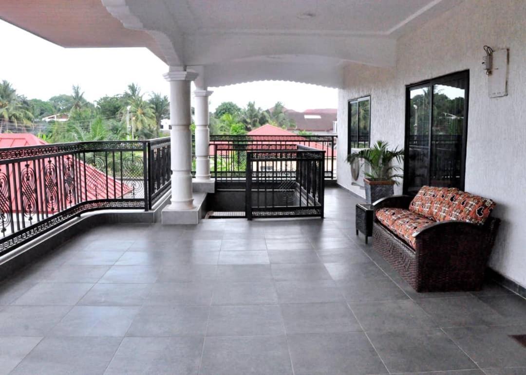 Queens Place Hotel Accra Bagian luar foto