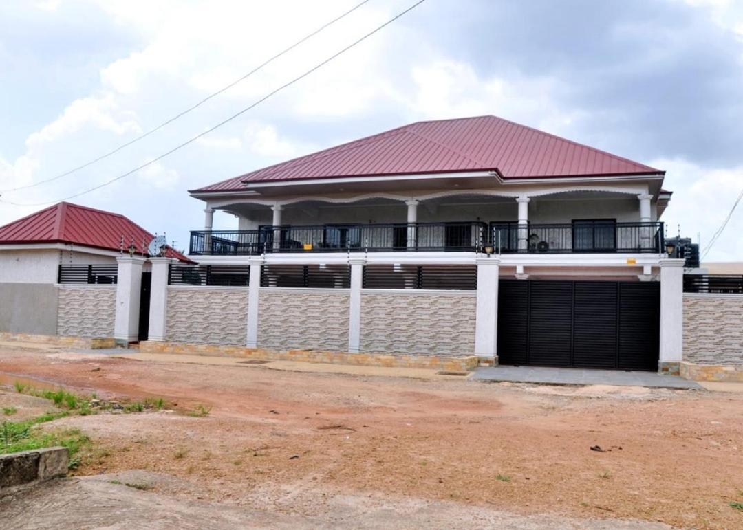 Queens Place Hotel Accra Bagian luar foto