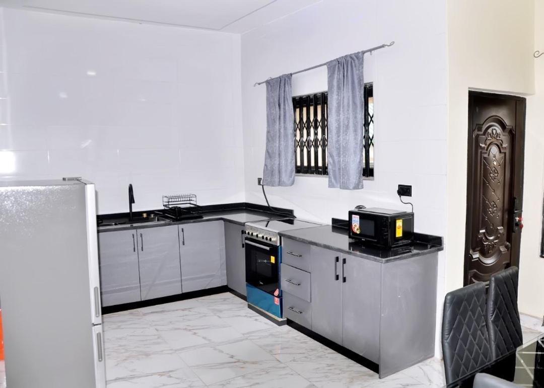 Queens Place Hotel Accra Bagian luar foto