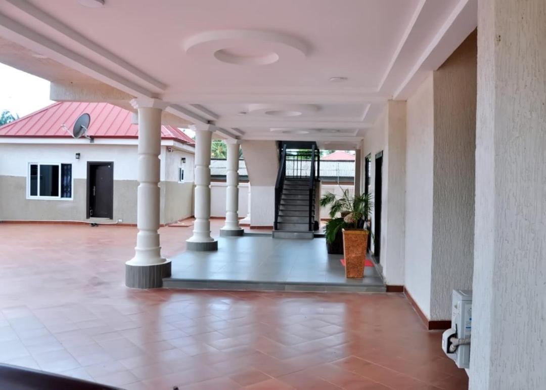 Queens Place Hotel Accra Bagian luar foto