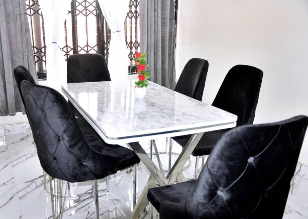 Queens Place Hotel Accra Bagian luar foto